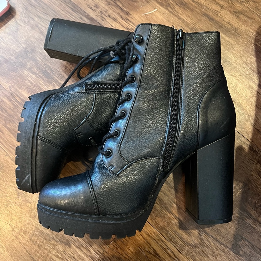 NEVER WORN Black Tie Up Platform Boots
